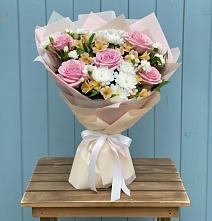 Букет цветов из:  Гвоздики, Орхидеи и Розы в Раздолье