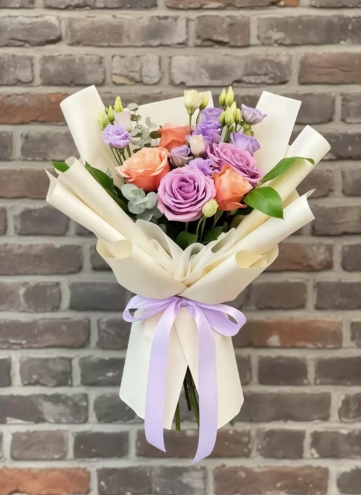 Букет цветов из: Лизиантусы и Розы в Раздолье