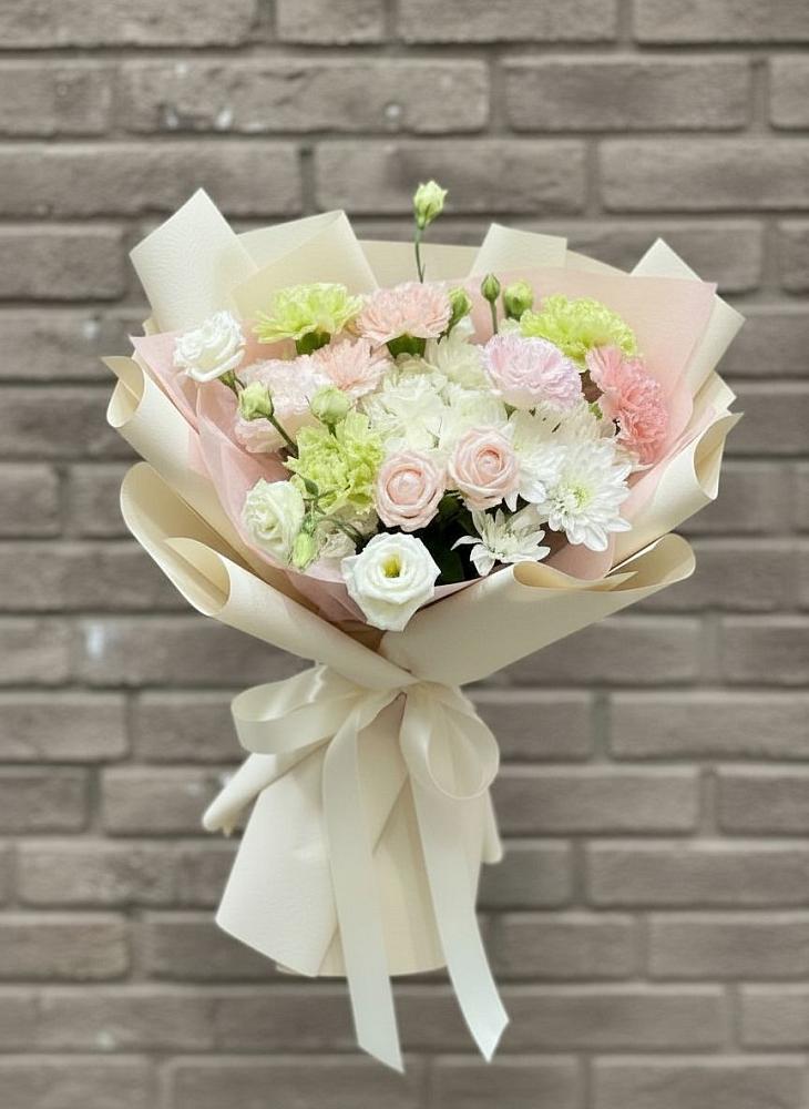 Букет цветов из: Гвоздики, Розы, Лизиантусы и Хризантемы в Раздолье